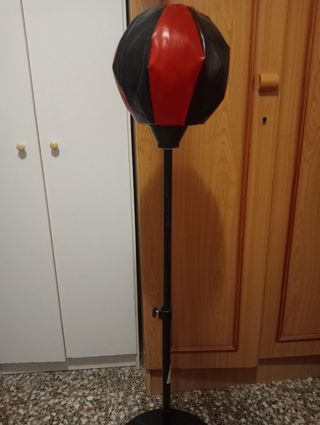 Saco de boxeo rojo y negro