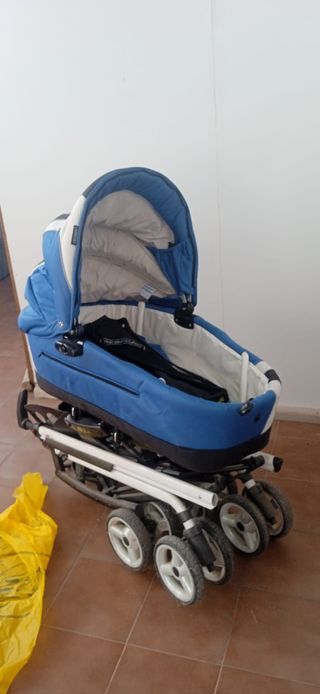 Carrito de bebé azul