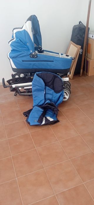 Carrito de bebé azul