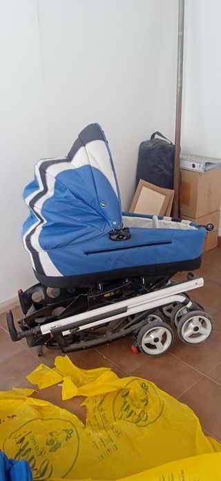 Carrito de bebé azul
