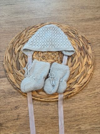 Conjunto bebé: capota y dos pares patucos