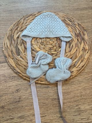 Conjunto bebé: capota y dos pares patucos