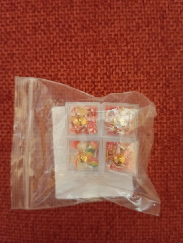 Estantería madera para chuches y 24 cajas