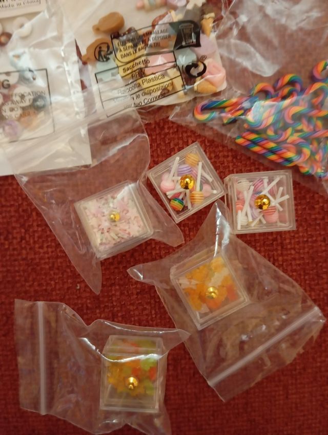 Estantería madera para chuches y 24 cajas