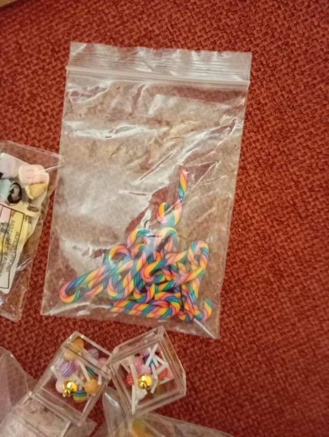 Estantería madera para chuches y 24 cajas