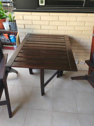 Mesa y tumbonas de Exterior. Sin cojines