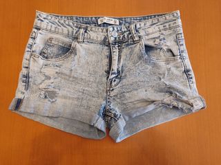 Pantalones cortos vaqueros Pull&Bear desgastados. 