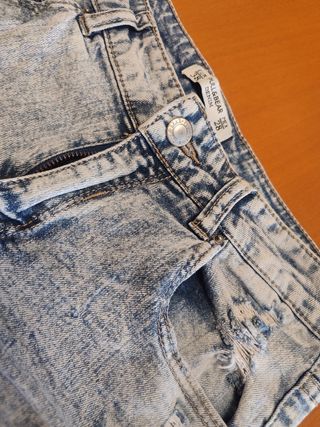 Pantalones cortos vaqueros Pull&Bear desgastados. 