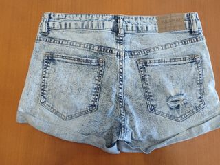 Pantalones cortos vaqueros Pull&Bear desgastados. 