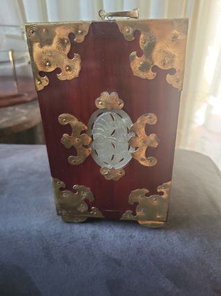 Joyero antiguo con detalles dorados