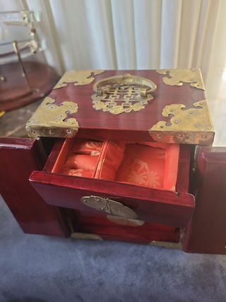 Joyero antiguo con detalles dorados