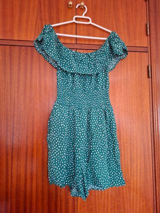 Mono corto verde con lunares blancos. Muy cómodo