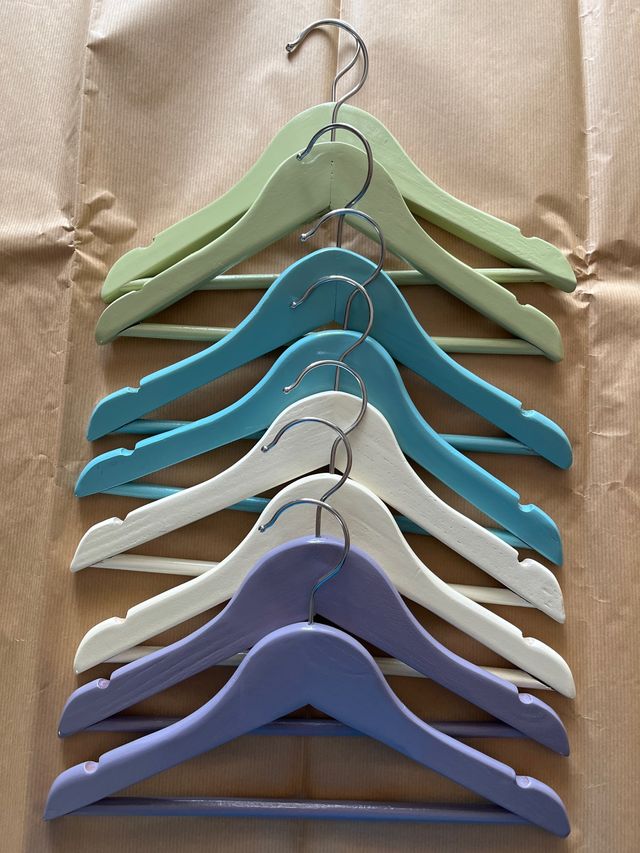 Juego de 8 perchas infantiles de madera