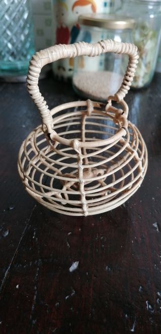 Antico porta uovo in filo metallo