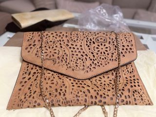Cartera de mano Camel con cadena dorada