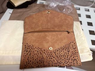 Cartera de mano Camel con cadena dorada