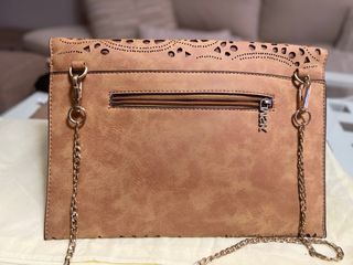 Cartera de mano Camel con cadena dorada