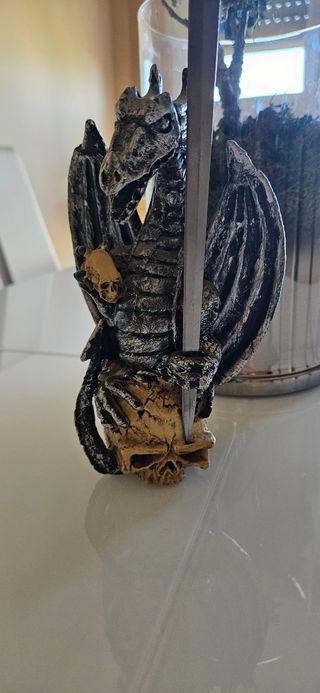 Figura Dragón Resina con Calavera y Espada