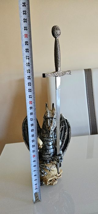 Figura Dragón Resina con Calavera y Espada