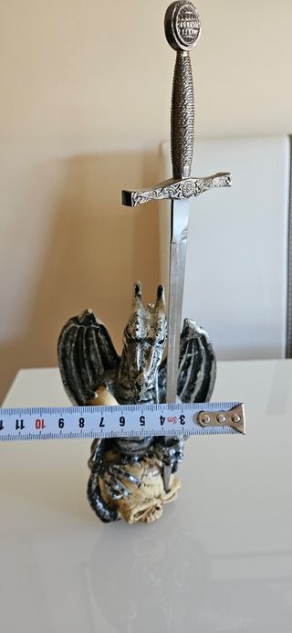 Figura Dragón Resina con Calavera y Espada