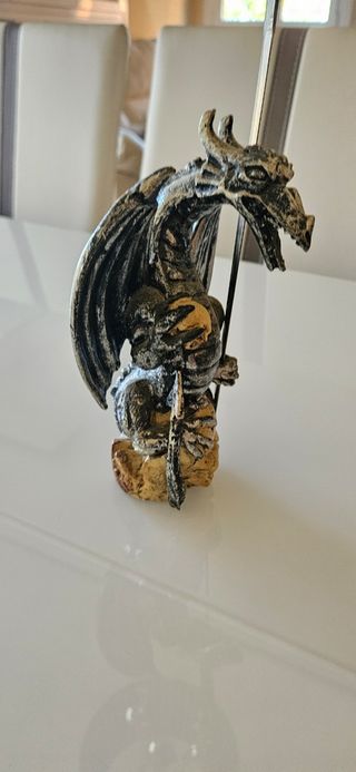 Figura Dragón Resina con Calavera y Espada