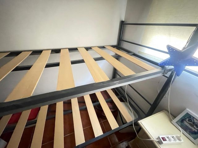 Litera metálica color gris oscuro