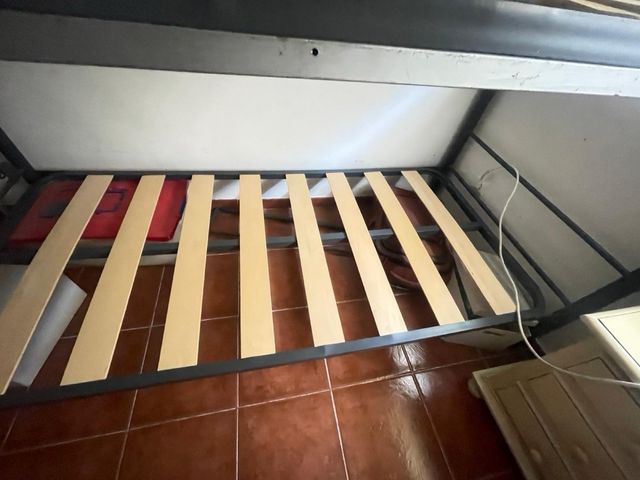 Litera metálica color gris oscuro