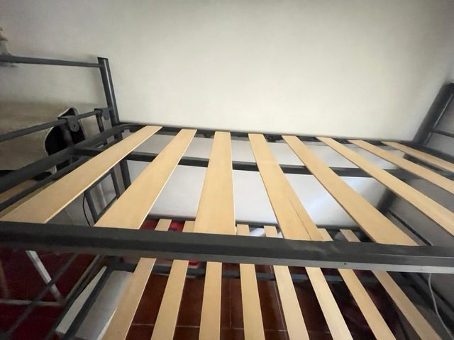 Litera metálica color gris oscuro