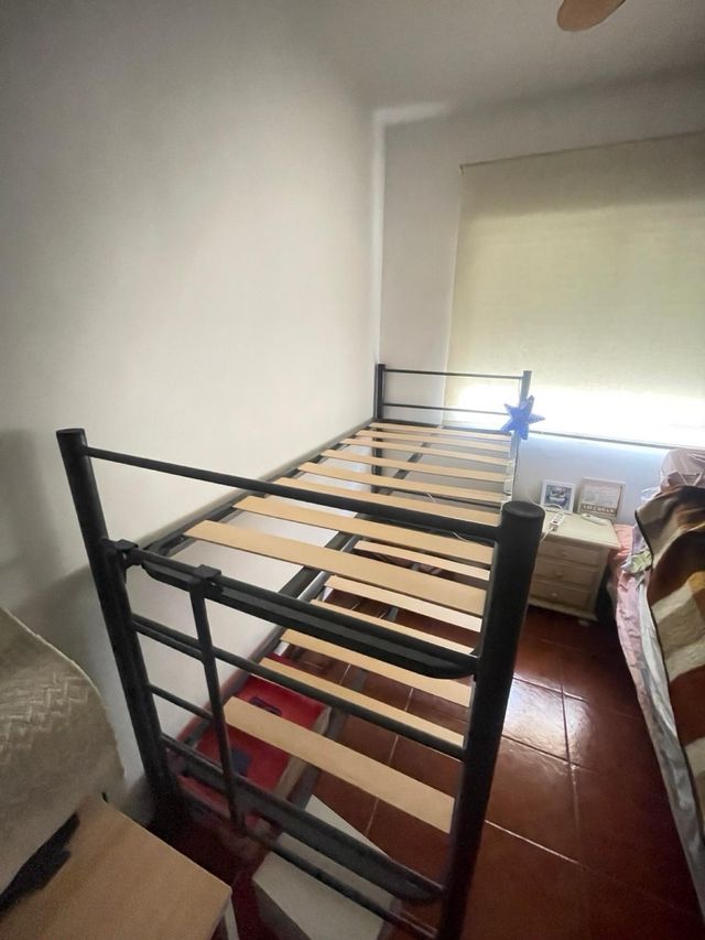 Litera metálica color gris oscuro