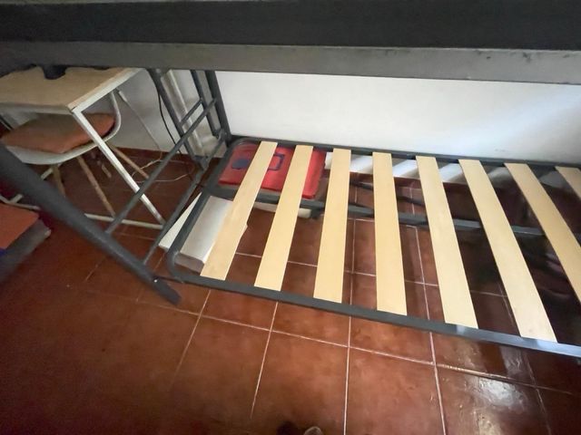 Litera metálica color gris oscuro