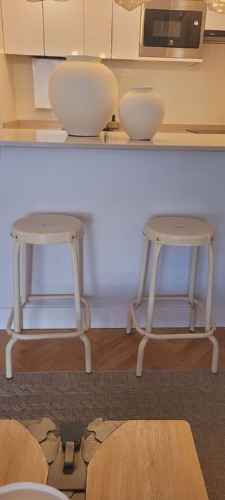 Taburetes de Hierro lacados en  Beige industria