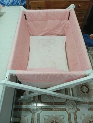 Cuna de bebé rosa con estampado de lunares