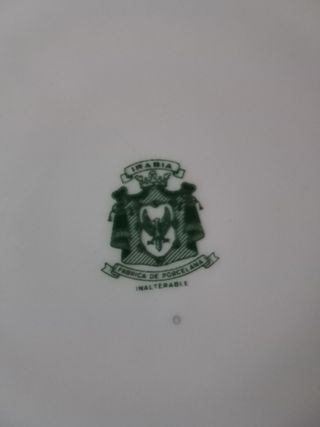 Juego de vajilla de porcelana, marca Irabia.
