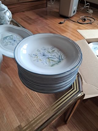 Juego de vajilla de porcelana, marca Irabia.