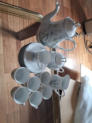 Juego de vajilla de porcelana, marca Irabia.