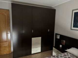 Habitación de matrimonio impecable color wengue ,