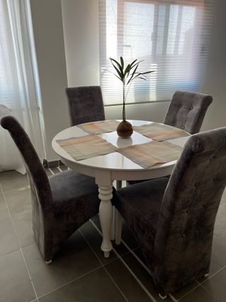 Juego de 4 sillas de comedor grises.
