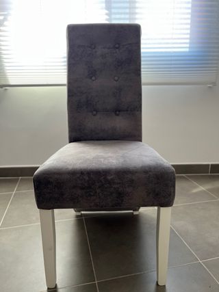 Juego de 4 sillas de comedor grises.

