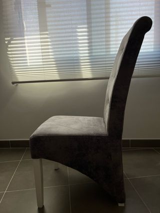 Juego de 4 sillas de comedor grises.
