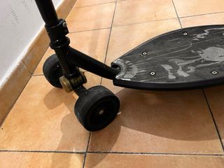 Patinete con manillar negro