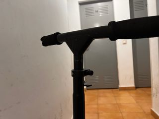 Patinete con manillar negro