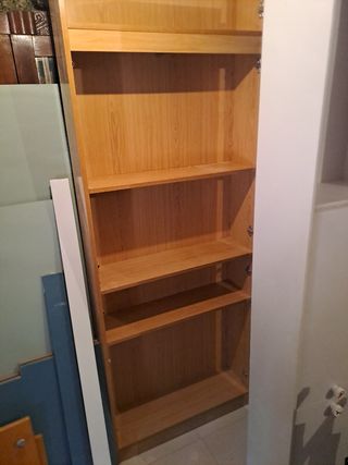 Armario de madera marrón