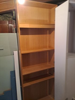 Armario de madera marrón