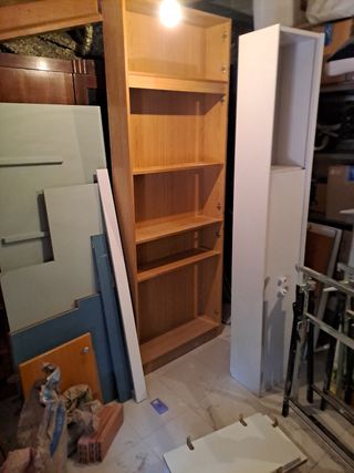 Armario de madera marrón