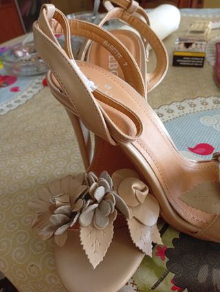 Zapatos de tacón beige con flores