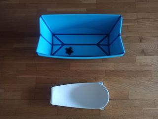Bañera bebé azul con soporte blanco