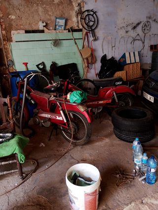 Moto clásica roja