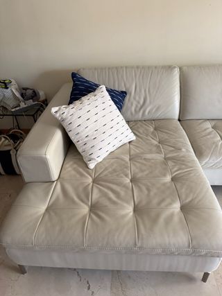 Sofá de polipiel con chaise longue