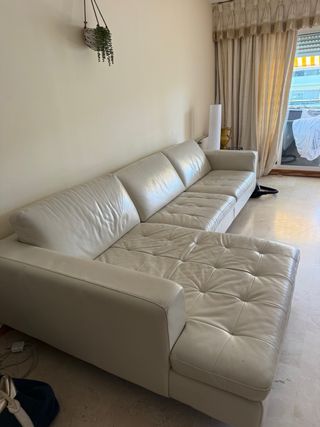 Sofá de polipiel con chaise longue