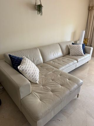 Sofá de polipiel con chaise longue